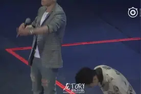 bigbang演唱会现场！胜利权志龙不断用中文向粉丝问好！暖图片
