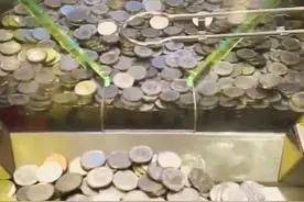 这一把推币机爆机啦，游戏币哗啦啦的往下掉图片