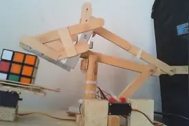 高手在民间 牛人用废弃木条打造解魔方的机器人图片