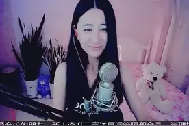 女主播长相甜美，歌声豪迈！《大雨还在下》图片
