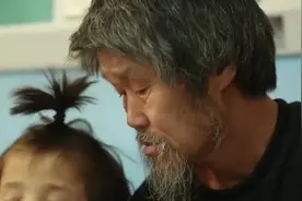 流浪汉捡到残疾女婴，带其乞讨十年，视如己出，不离不弃图片