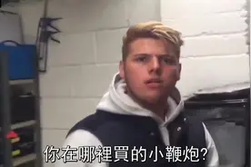 弟弟在车库里修理发电机，哥哥偷偷点燃了鞭炮，弟弟的反应太逗了图片