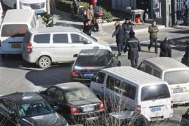 “沙霸”盘踞小区开“市场”图片
