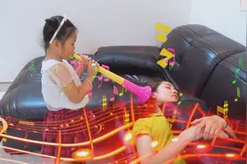 妈妈睡觉打呼噜好响呀 机灵萌娃想办法喊醒她 亲子早教视频封面