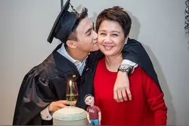 换女朋友频繁的赌王儿子何猷君顽劣？他可是提前一年在国外毕业图片