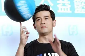 打球只为耍帅的周杰伦又出来打比赛了！这次不单单是耍帅图片
