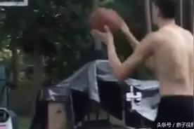 男子拥有一个超棒的投篮机！这样就不用那么辛苦捡球球了！图片