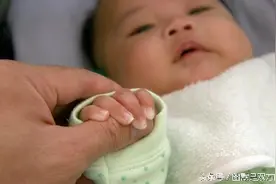 宝宝这么睡，可不是可爱而是生病的征兆图片