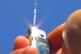 向空打火机里重新注入液体，但这次喷出来的却已经不是火焰了图片