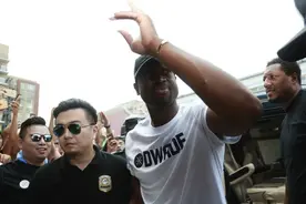 韦德为啪啪篮球馆揭幕嗨爆了，耐心指导和球迷激情自拍图片