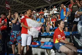 最美长春女球迷被求婚  亚泰俱乐部送祝福图片