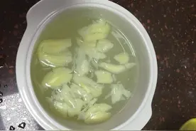 孩子喉咙有痰的妈妈可以试一下大蒜蒸水，一定要是寒咳才能喝哦图片