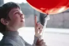 我想变成一只红气球，在孤单的童年里陪伴你。图片