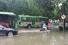 运城市今日部分县市普降暴雨，部分路段积水严重图片