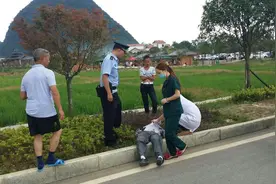 哥子起床咯！两斤白酒下肚 安顺平坝一男子醉躺路边图片