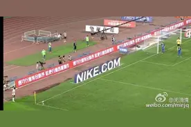 江苏苏宁老总霸气回复场上广告牌：看什么看 就是给你看的图片