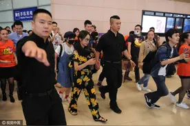 36岁蔡依林三伏天戴厚围巾，身材矮小照样不爱高跟穿平跟图片