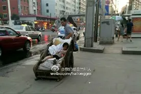 小小的她 在父亲的手拉车上甜甜地入睡图片