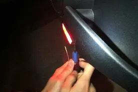 奔驰C级   DIY逼格满满的迎宾灯图片