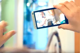 把纸箱套在头上，在家里也能够体验到影院的氛围图片