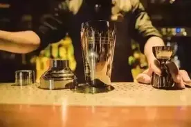 陈奕迅唱红了《富士山下》，却发现也想唱红这杯酒！图片