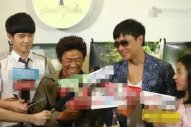 王宝强为拍戏摔断腿敲掉牙也是够拼了，不拿徐峥做比较视频封面