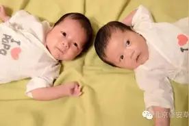 家有双胞胎萌宝，赏爸比一泡童子尿，送妈咪一坨粑粑蛋糕 。图片