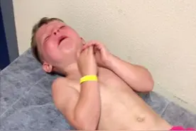 小男孩游完泳后露出痛苦的表情，当妈妈脱下他的泳裤后才发现不妙图片