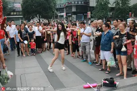 街头直播自己热舞，这个女主播会火吗图片