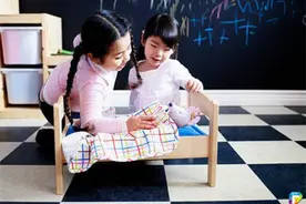 猫猫太重压崩木床，它的自欺反应让网友们笑到腹痛！图片