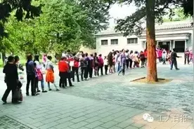 您会正确地如厕吗？公厕保洁员泪劝您文明如厕！图片
