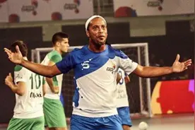 还是足球精灵！小罗印度五人制足球花式虐菜 独中5元引球迷欢呼图片