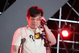还记得唱水手的郑智化吗？他2岁残疾54岁罕见露面没人认识图片