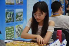 高清-威凯杯象棋等级赛揭幕 象棋女神时凤兰出战图片