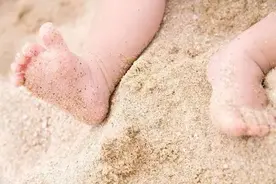 娃儿“打光脚板”有啥子好处图片