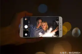 ​iPhone拍照并不是无敌  这三台手机黑暗下自拍无压力图片