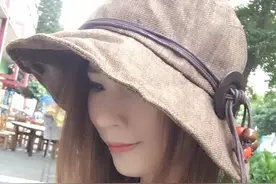 夏日搭配：时尚披肩+遮阳帽，妹子你不知道自己有多漂亮吗图片