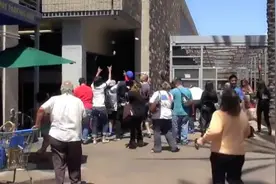 街头恶搞：土豪撒钱恶作剧 路人疯抢图片