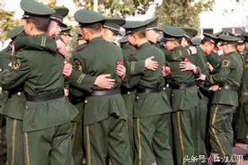 男儿有泪不轻淌，七尺男儿凄然泪下感人画面图片
