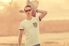 皮肤黑的男人夏天怎么穿衣服搭配图片