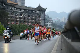 乱入全马赛道，重庆马拉松23岁参赛者被禁赛两年图片
