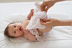 给婴儿穿衣服护理要点图片