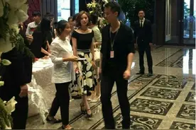 刘诗诗现身陈妍希婚礼破怀孕传闻，现场被陈晓舅舅索要签名图片