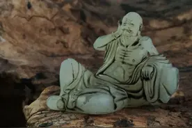 和田玉籽料精致的怪罗汉。图片