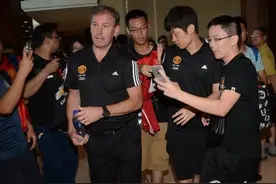 曼联名宿朴智星现身上海 人气爆棚球迷围堵图片