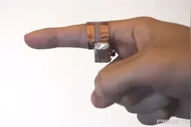 手指戴上一枚奇特的戒指，皮肤马上变成神奇的触摸屏图片