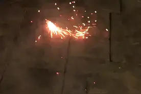 把烟花折成闪电状，点着后，旋转跳跃它不停歇图片