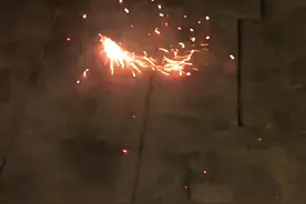 把烟花折成闪电状，点着后，旋转跳跃它不停歇图片