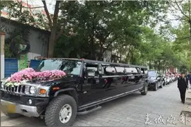 昆明现“最拉风”迎亲车队 20多辆清一色摩托为婚车护航图片