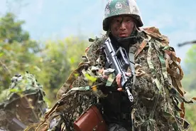 猛图曝光：深入敌后的特种兵必备生存技能，煎蛋烤鸡生吃蛇图片